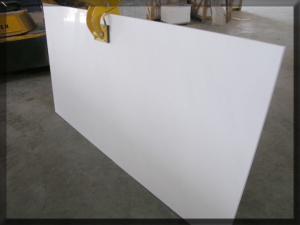 Bianco Sivec is een materiaal met een homogene achtergrond dat al naar gelang de selectie wat witter of grijzer kan zijn en eventuele spots of adering kan vertonen. Sivec wordt over de hele wereld gebruikt voor binnen en buitentoepassingen en komt bij Myronidis Marmer voor in gradaties Extra, A, PA en PB.